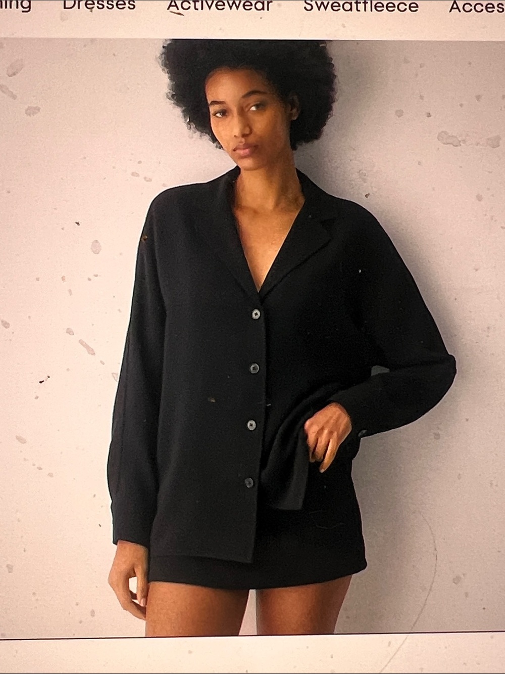 Aritzia Wilfred "Freeform" Solid Black Crepette Shirt. XS.